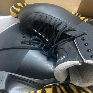 Men’s skates size 11 shoe size